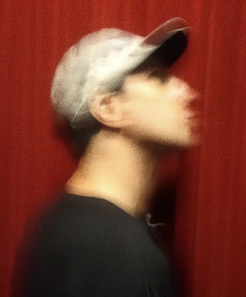 A profile shot of Yameen, aka @filmhowyalike. The picture is taken in a stylistic way, with a lot of blur and grain.